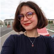 Etudiante en Master en Sociologie, qui a suivi auparavant des études plutôt littéraire. J'aimerais pouvoir enseigner le français en plus de mes études!